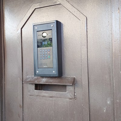 מערכת אינטרקום מותקנת על שער חום