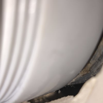 תמונה של צינור או חיבור מים עם סימני נזילה