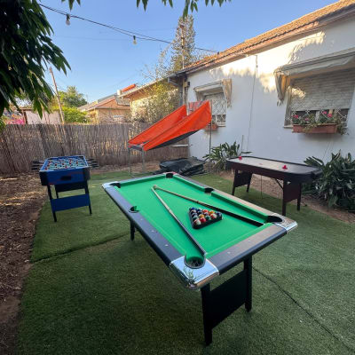 עמדות שולחנות משחק לאירועים הכוללות ביליארד, הוקי אוויר וכדורגל שולחן