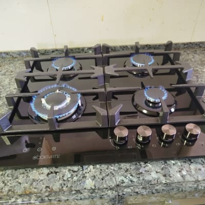 כיריים גז עם ארבעה מבערים דולקים