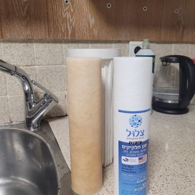 מסנן מים ומסנן חלופי ליד כיור מטבח