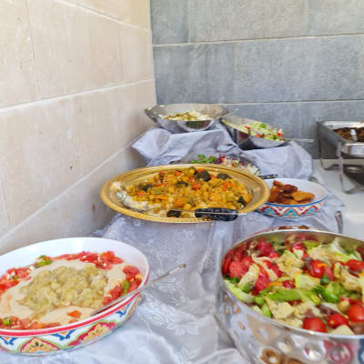 מגוון סלטים ומנות חמות על שולחן קייטרינג