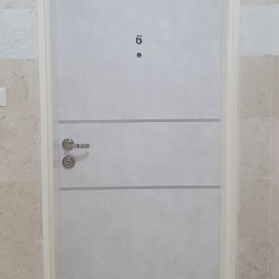 דלת עם ציפוי חדש ומנעול כסוף