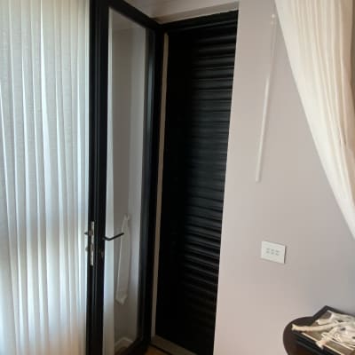 דלת אלומיניום שחורה עם זכוכית שקופה