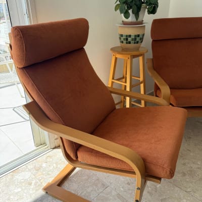 כורסאות מרופדות בבד כתום עם מסגרת עץ