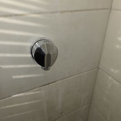 חיבור צינור מים בקיר אריחים