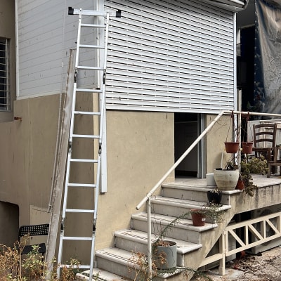 תריס גלילה לבן עם סולם צמוד לקיר