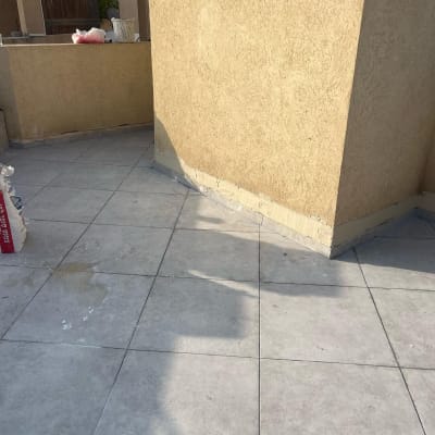 איטום קיר חיצוני עם חומרי בנייה על הרצפה