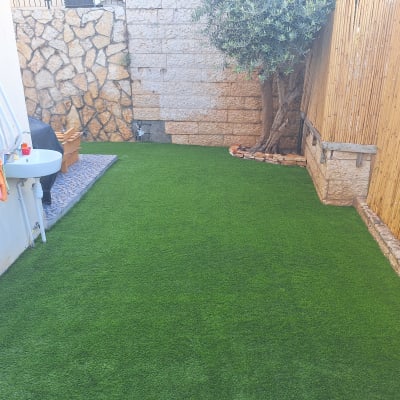 דשא סינתטי, עץ, כיור חיצוני, גדר במבוק