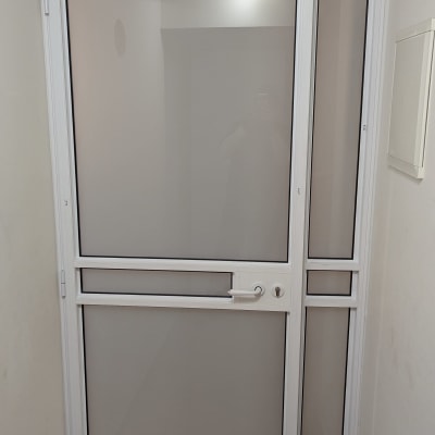 דלת אלומיניום עם זכוכית חלבית