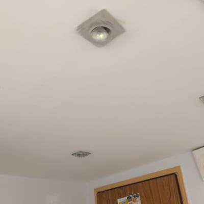 תאורה שקועה בתקרה עם פתחי אוורור