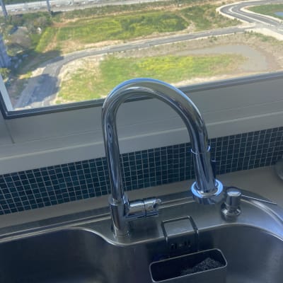 ברז נירוסטה בכיור מטבח עם סבון כלים