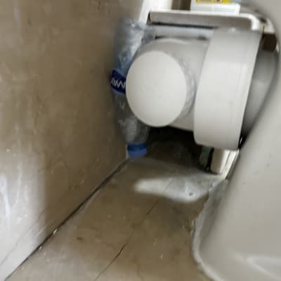 צינור פלסטיק ליד קיר עם בקבוק מים