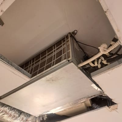 הנמכת תקרת גבס להסתרה והתקנה של מזגן מיני מרכזי