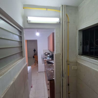 צנרת גז ומטבח עם תאורה