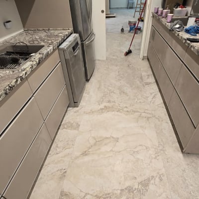 מטבח בשיפוץ עם סולם, דלי ומטאטא