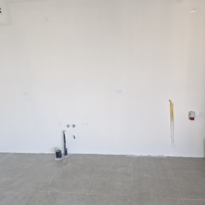קיר צבוע עם חיבורים וצנרת