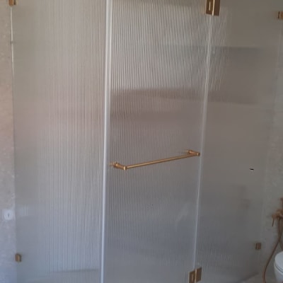 מקלחון זכוכית עם ידיות זהב