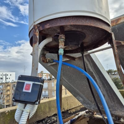 חוטי חשמל ומתג על דוד שמש