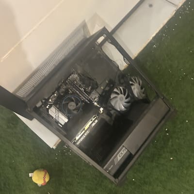 מארז מחשב עם רכיבים פנימיים על דשא ירוק