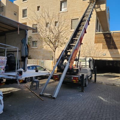 מנוף משאית מרים חפצים לקומה גבוהה בבניין