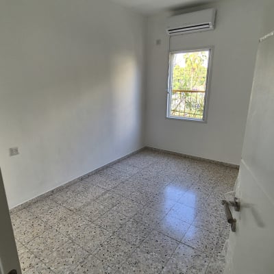 חדר ריק עם קירות צבועים בלבן ותקרה לבנה