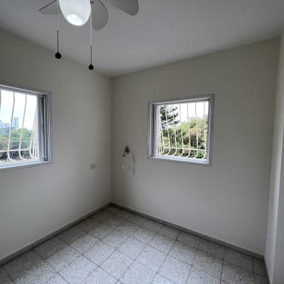 חדר ריק עם קירות צבועים בלבן