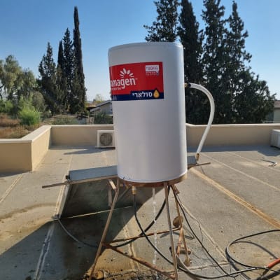 דוד שמש על גג עם צינורות ומתקן מתכת