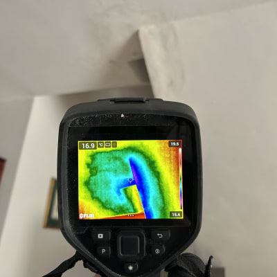 מצלמה תרמית מציגה אזור עם דליפת חום
