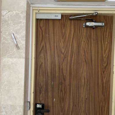 דלת עץ עם מנעול ומערכת אינטרקום