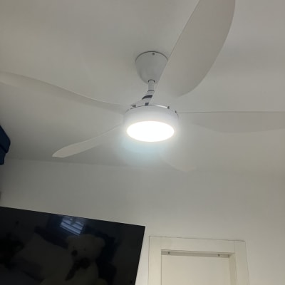 מאוורר תקרה עם תאורה דולקת