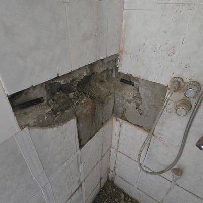 קיר פתוח עם צינורות ותשתית אינסטלציה