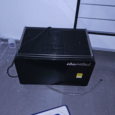 מכונת קפה שחורה עם כבל חשמל על רצפה אפורה