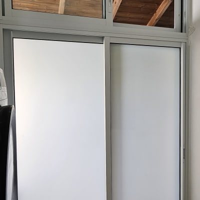 חלון אלומיניום עם זכוכית חלבית