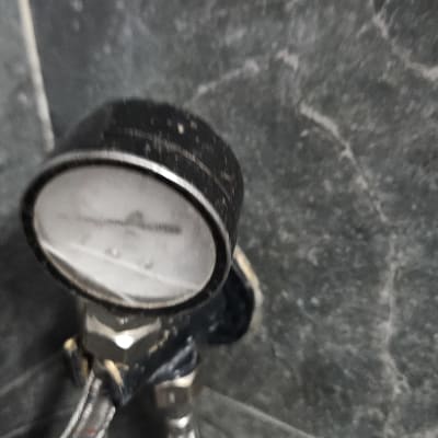 מד לחץ מים על קיר אפור