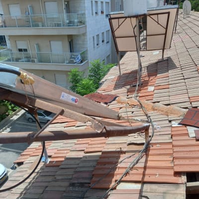 קולטי שמש ומערכת חימום על גג רעפים