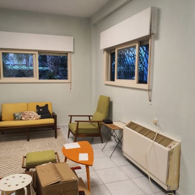 קירות צבועים בצבע ירוק בהיר בחדר מגורים