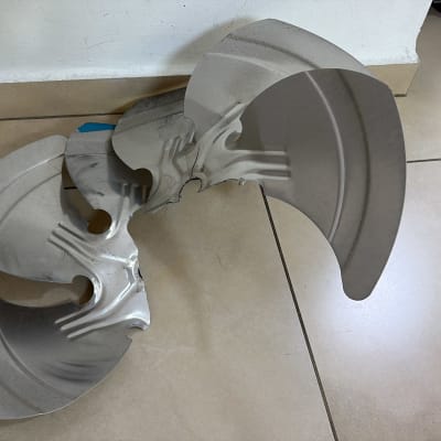 להבים מתכתיים על רצפה, חלק ממערכת מיזוג אוויר