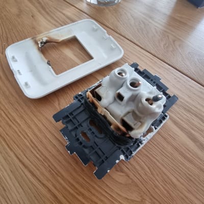 שקע חשמלי מפורק עם סימני שריפה