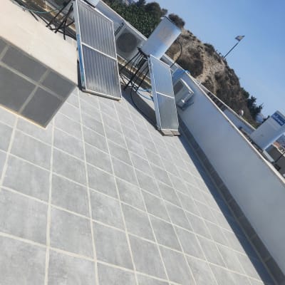 גג עם אריחים אטומים, דודי שמש ומזגנים