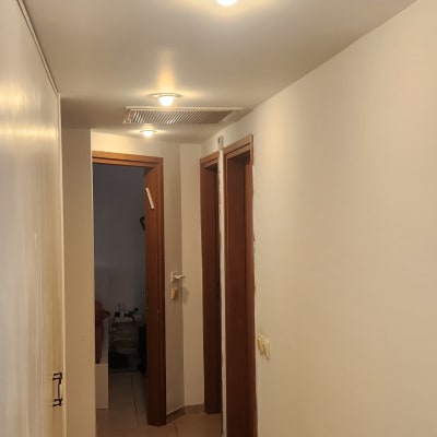 תקרת מסדרון עם פתח מיזוג אוויר