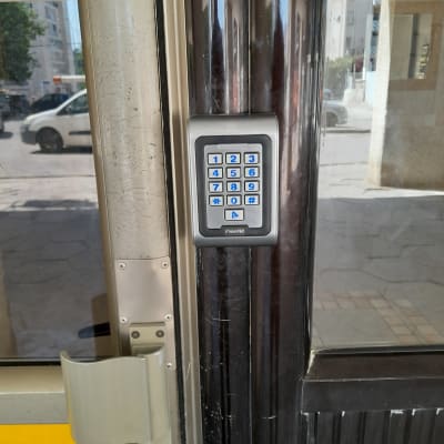 לוח מקשים לדלת כניסה בבניין מגורים