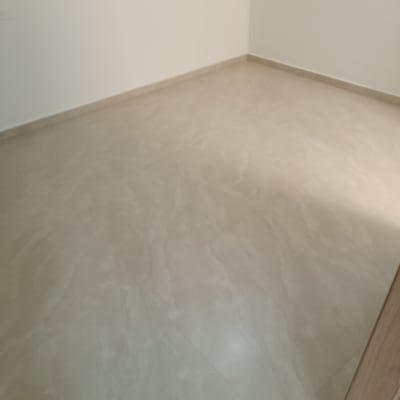 רצפה נקייה בחדר ריק עם חלונות