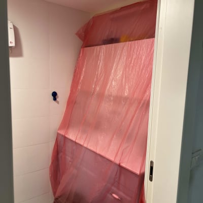 יריעת פלסטיק אדומה מכסה אזור לצביעת קיר