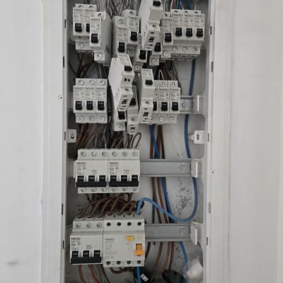 לוח חשמל עם מפסקים וחוטים חשמליים