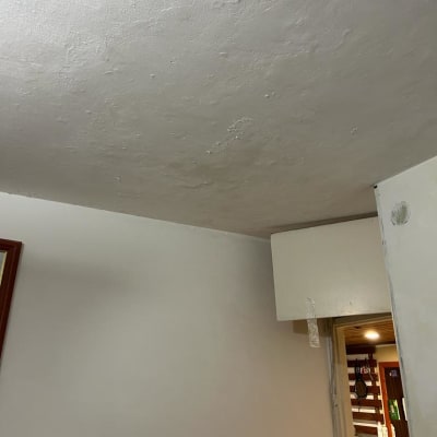 תקרה עם סימני רטיבות או נזילה