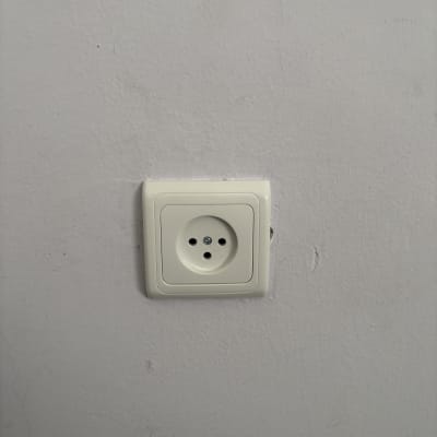 שקע חשמלי על קיר לבן