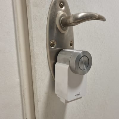 מנעול חכם מותקן על דלת עם ידית מתכת