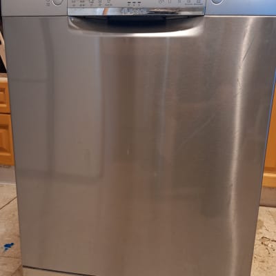 מדיח כלים נירוסטה עם כפתורים ותצוגה דיגיטלית