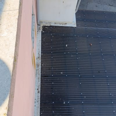 גג מתכת עם ברגים ולכלוך